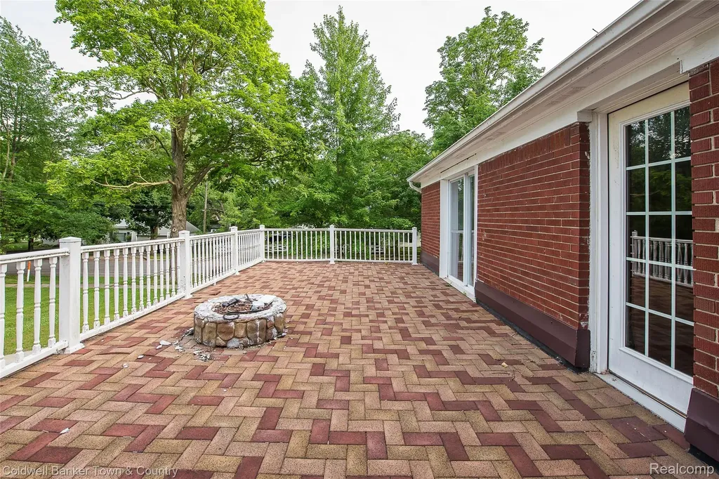 221 S Tompkins Street Howell City MI 48843