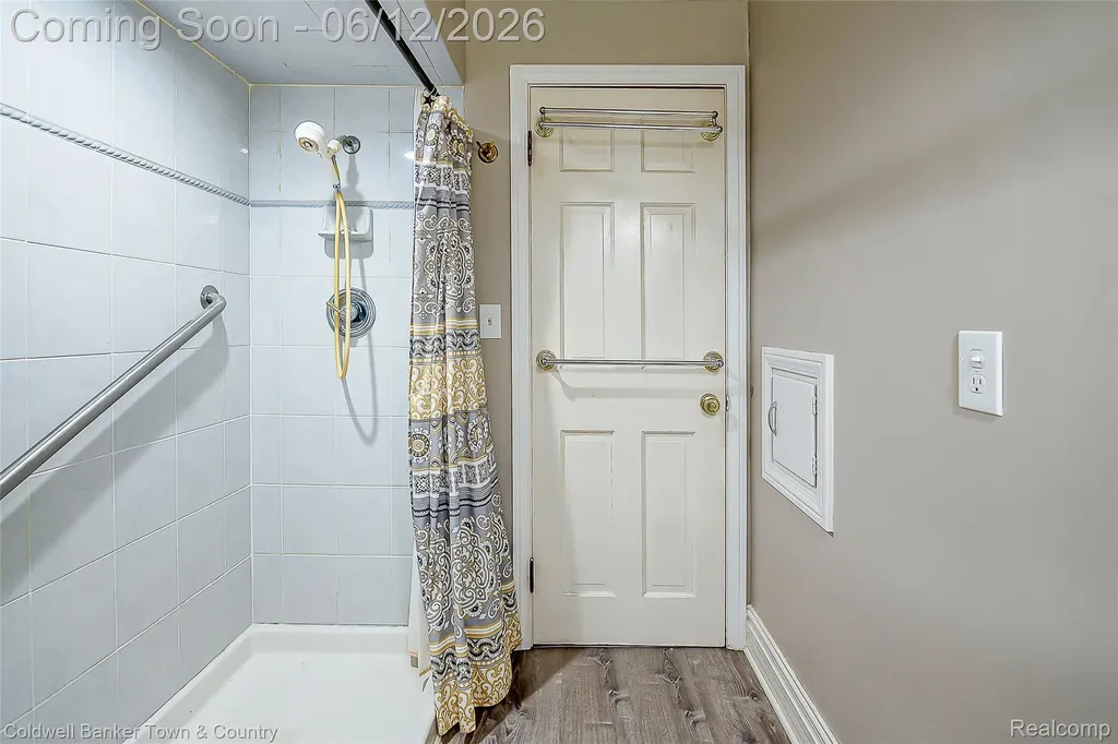221 S Tompkins Street Howell City MI 48843