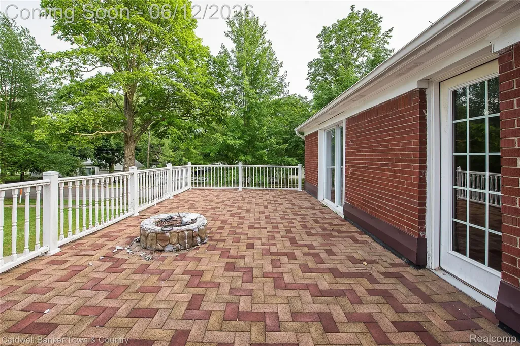 221 S Tompkins Street Howell City MI 48843