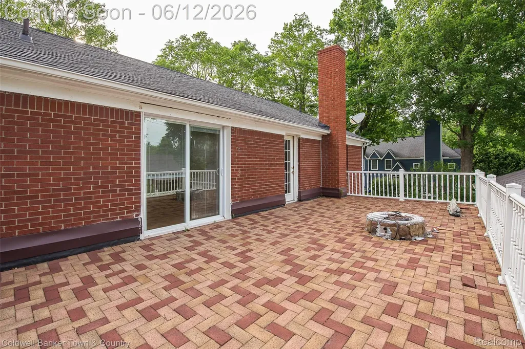 221 S Tompkins Street Howell City MI 48843