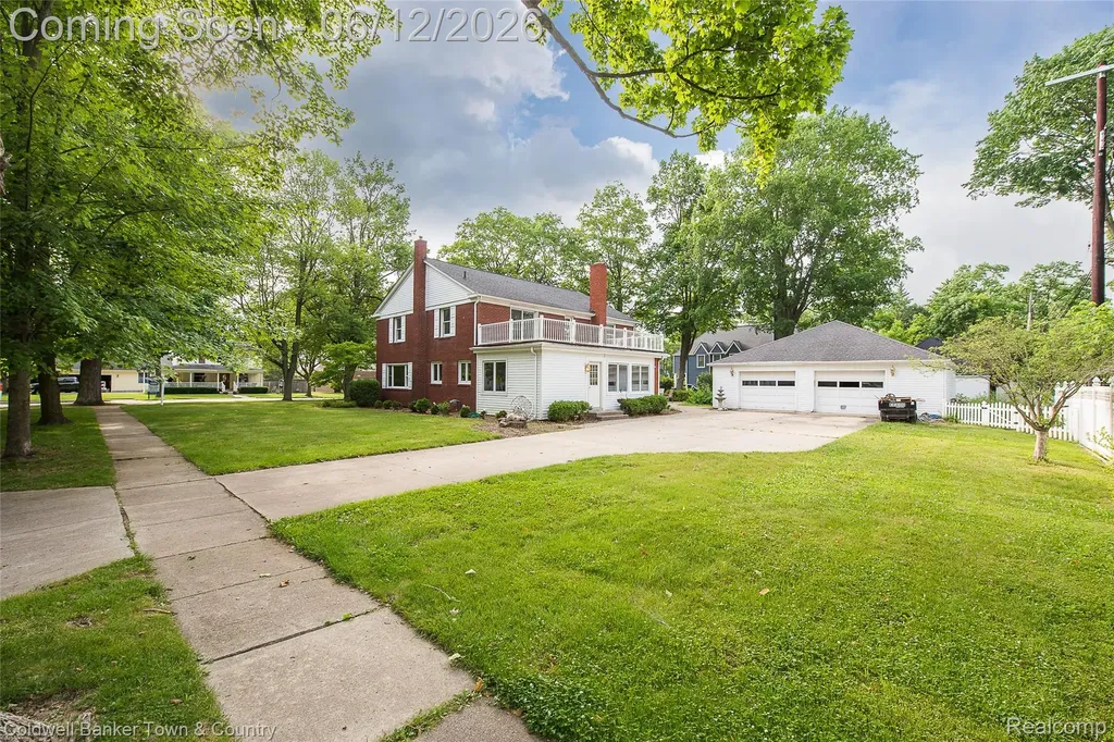 221 S Tompkins Street Howell City MI 48843