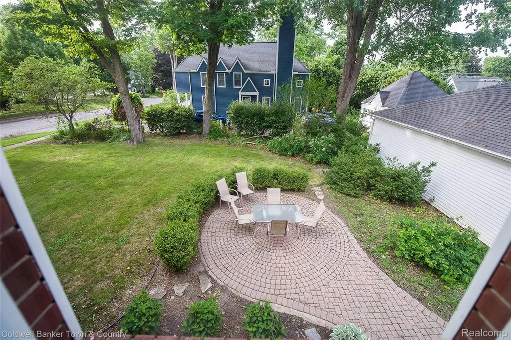 221 S Tompkins Street Howell City MI 48843