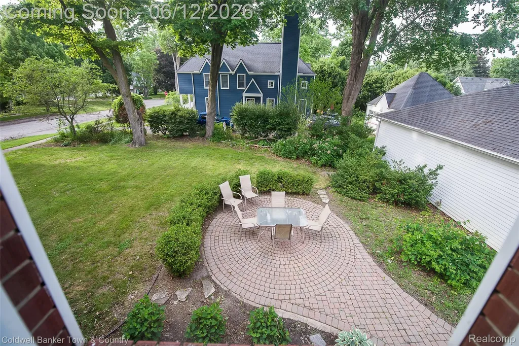 221 S Tompkins Street Howell City MI 48843
