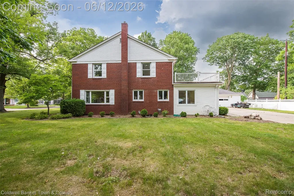 221 S Tompkins Street Howell City MI 48843