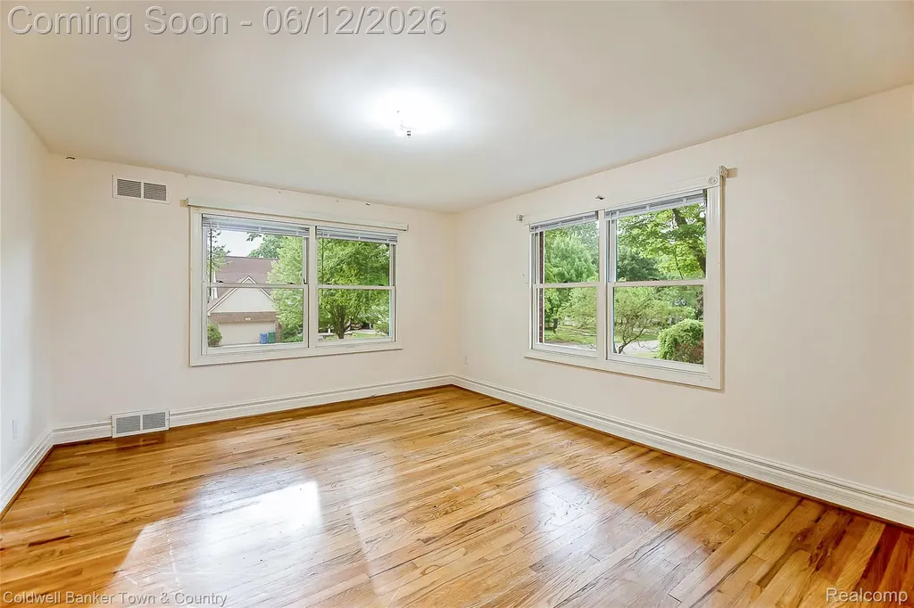 221 S Tompkins Street Howell City MI 48843