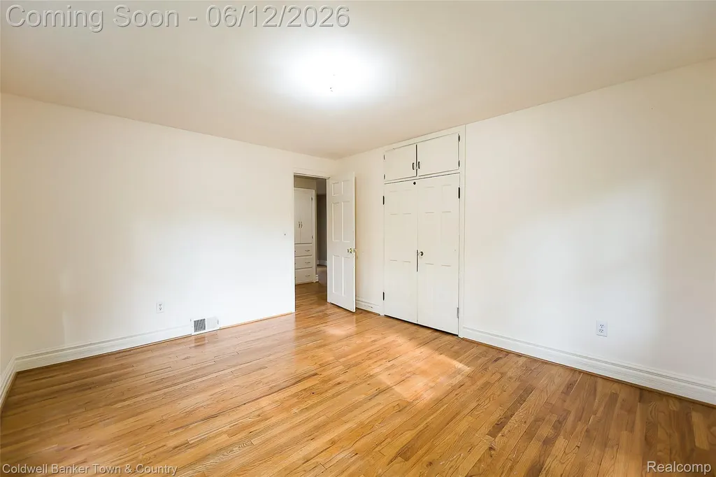221 S Tompkins Street Howell City MI 48843