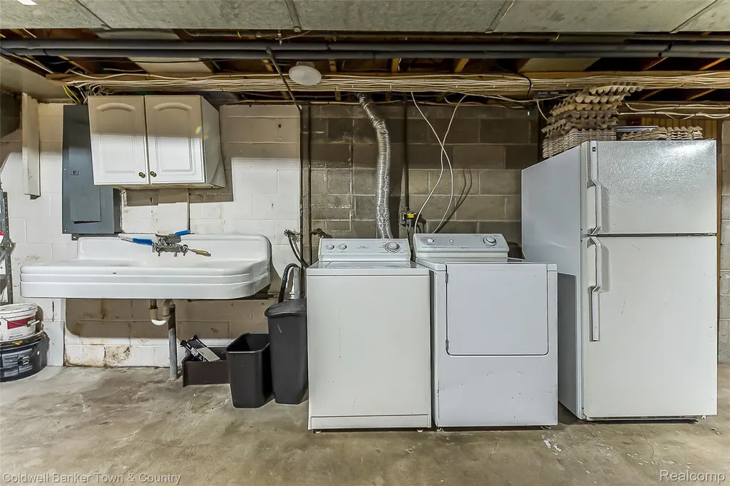 221 S Tompkins Street Howell City MI 48843