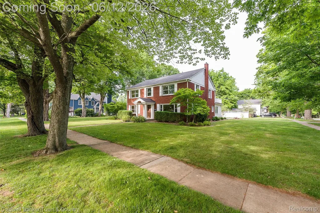 221 S Tompkins Street Howell City MI 48843