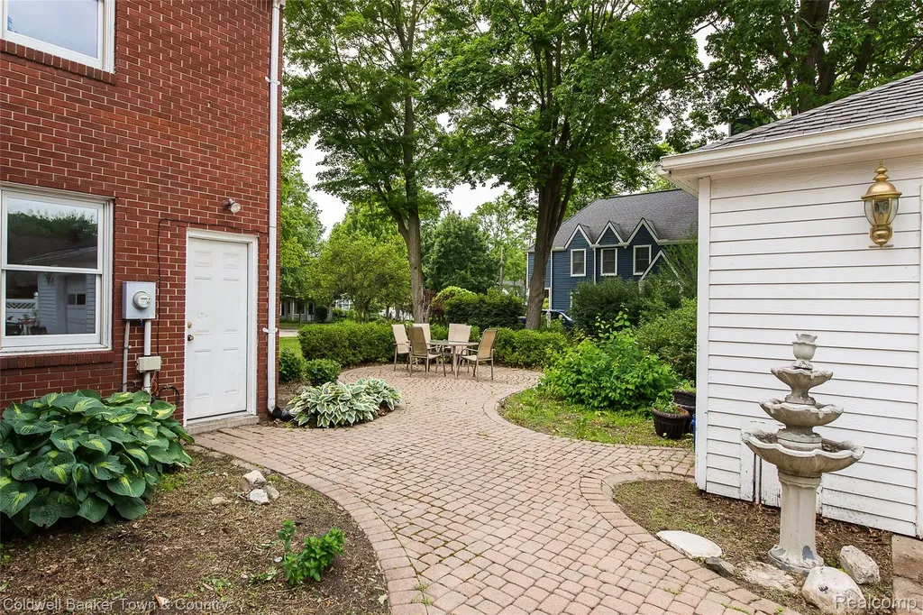 221 S Tompkins Street Howell City MI 48843