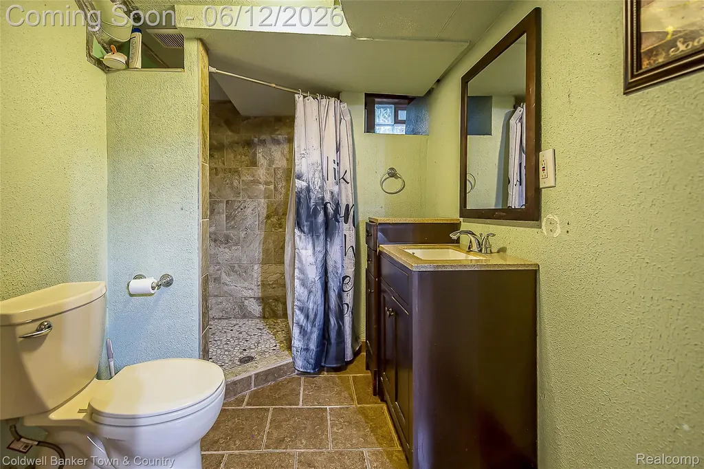 221 S Tompkins Street Howell City MI 48843