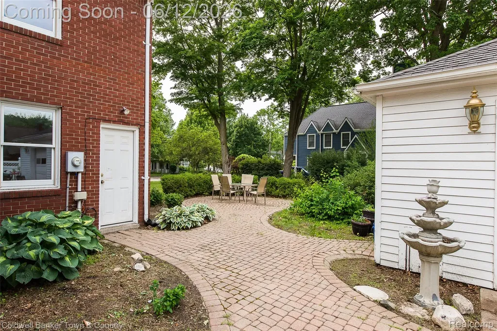 221 S Tompkins Street Howell City MI 48843