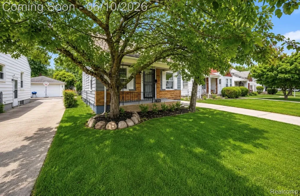 23809 Normandy Avenue Eastpointe City MI 48021