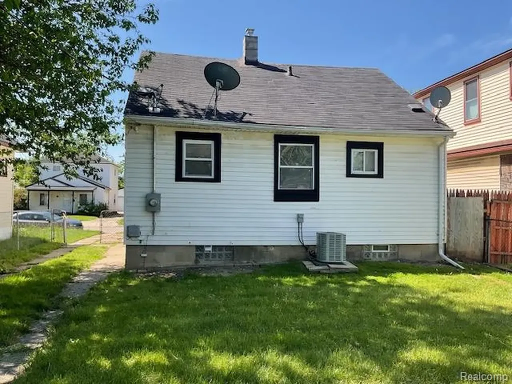 7235 Maxwell Avenue Warren City MI 48091