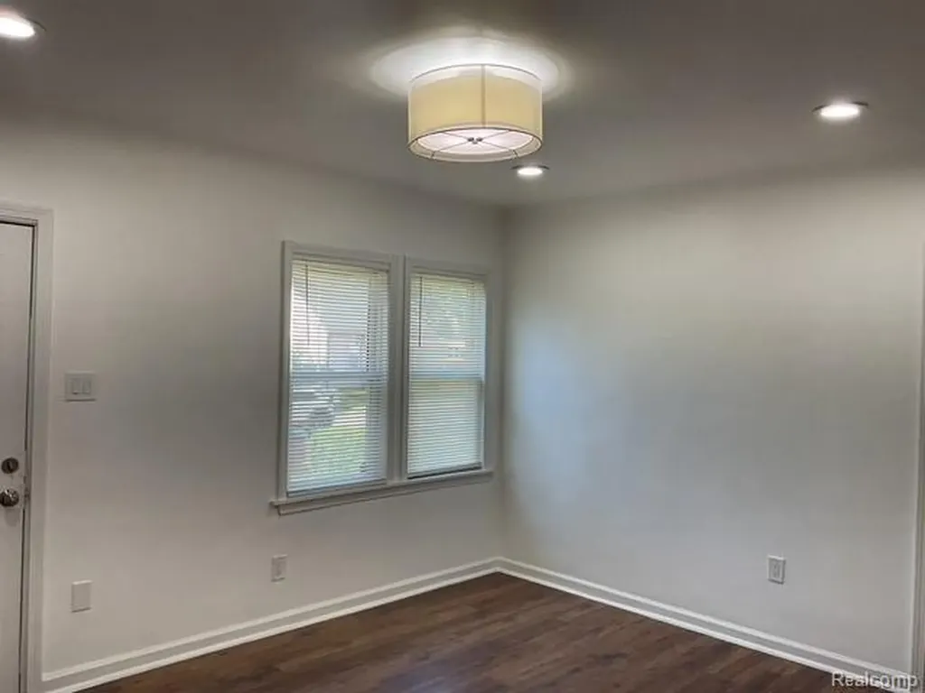7235 Maxwell Avenue Warren City MI 48091