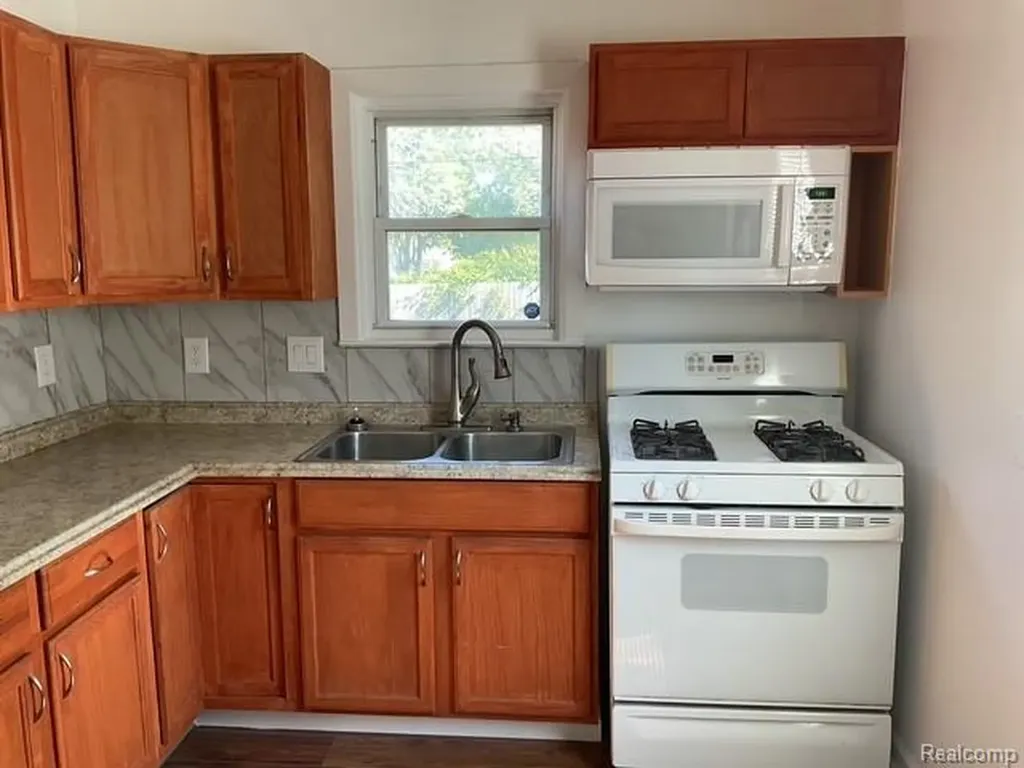 7235 Maxwell Avenue Warren City MI 48091