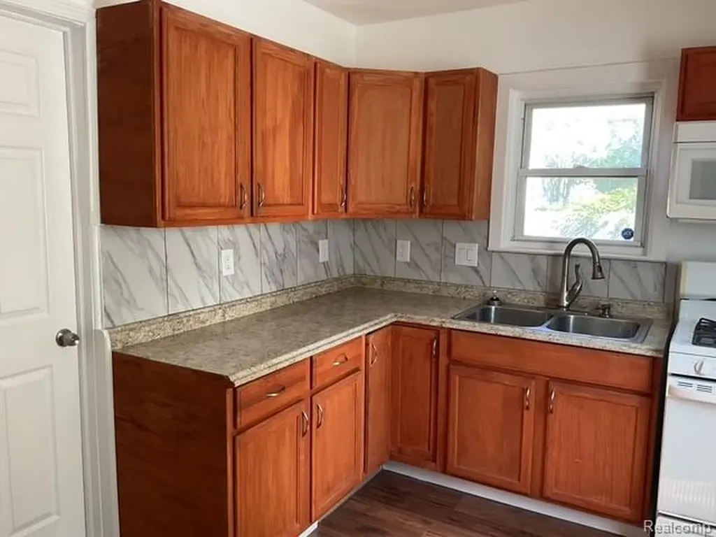 7235 Maxwell Avenue Warren City MI 48091