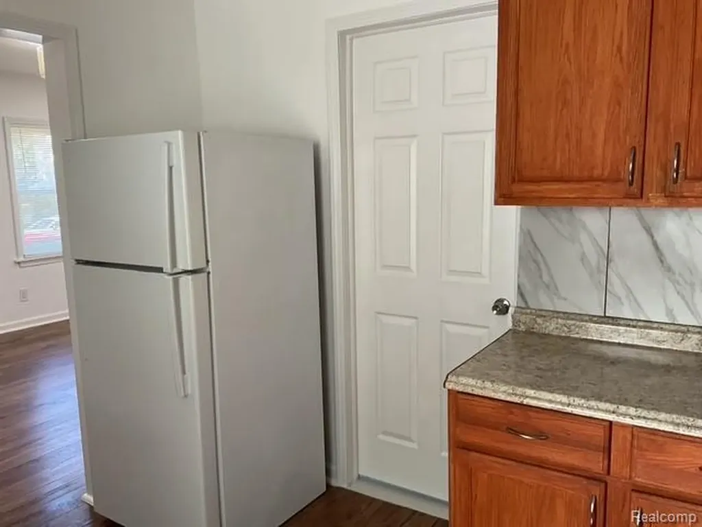 7235 Maxwell Avenue Warren City MI 48091