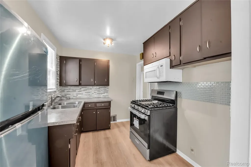 18766 Kingsville Street Detroit City MI 48225
