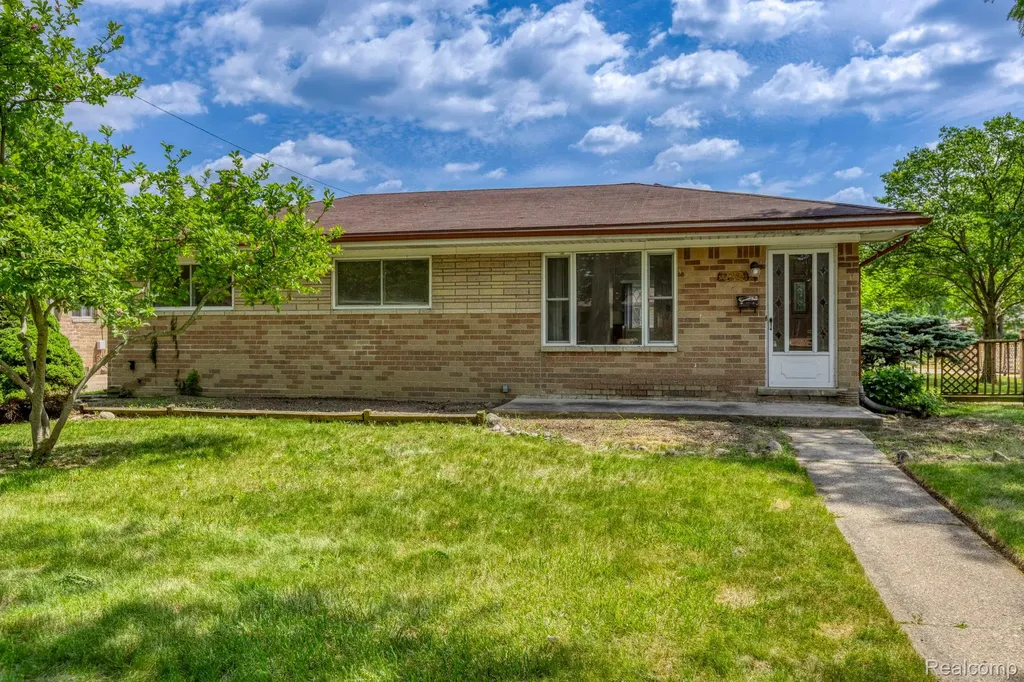 32240 Hawthorne Drive Warren City MI 48092