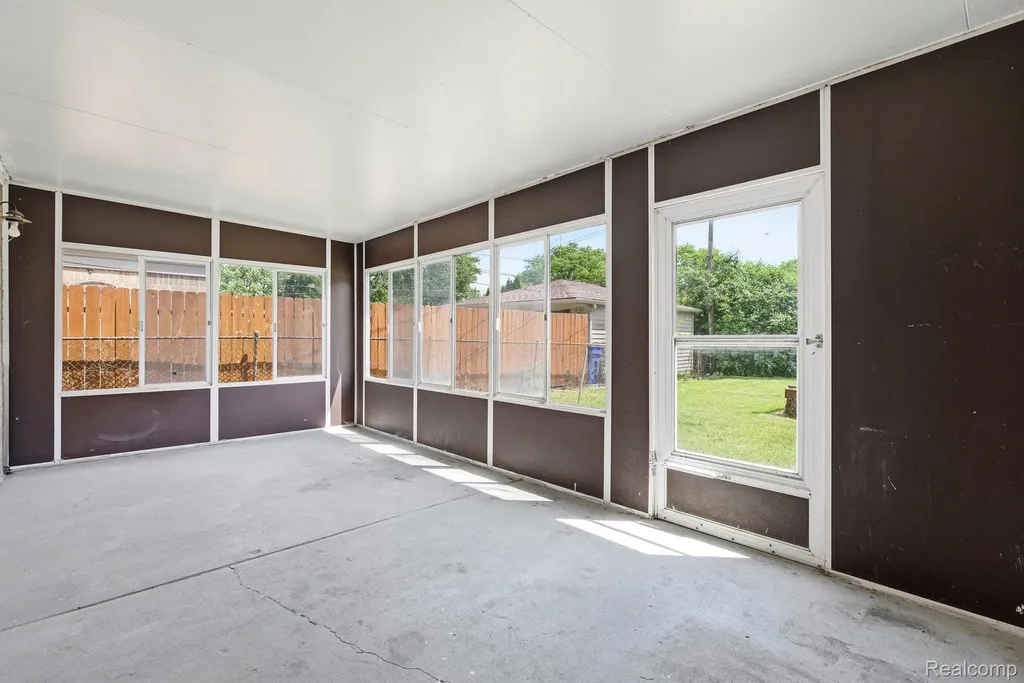 32240 Hawthorne Drive Warren City MI 48092