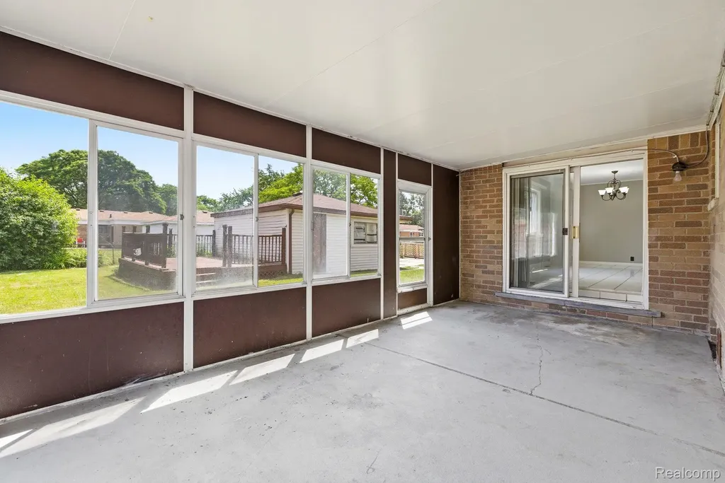 32240 Hawthorne Drive Warren City MI 48092