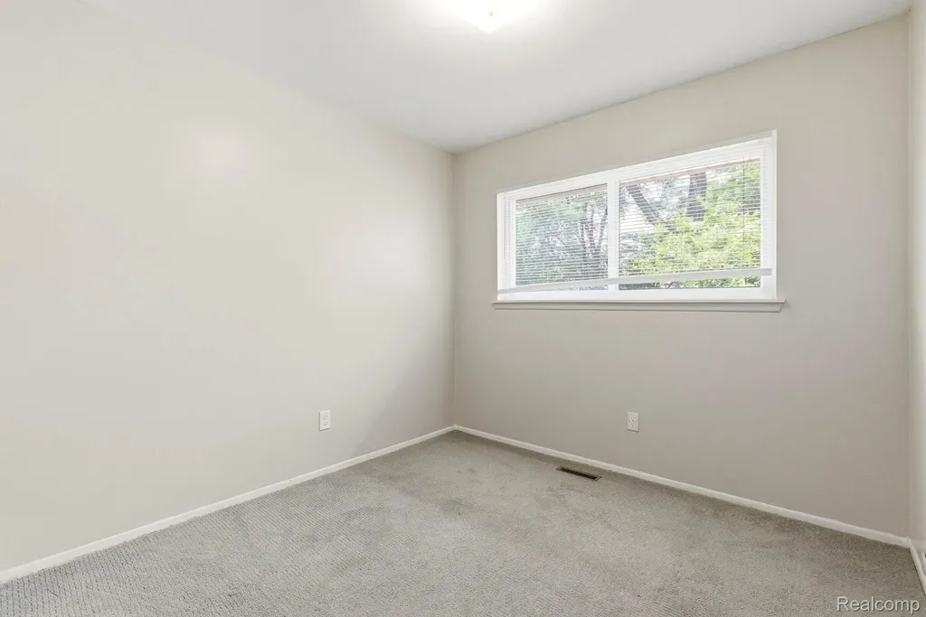 32240 Hawthorne Drive Warren City MI 48092