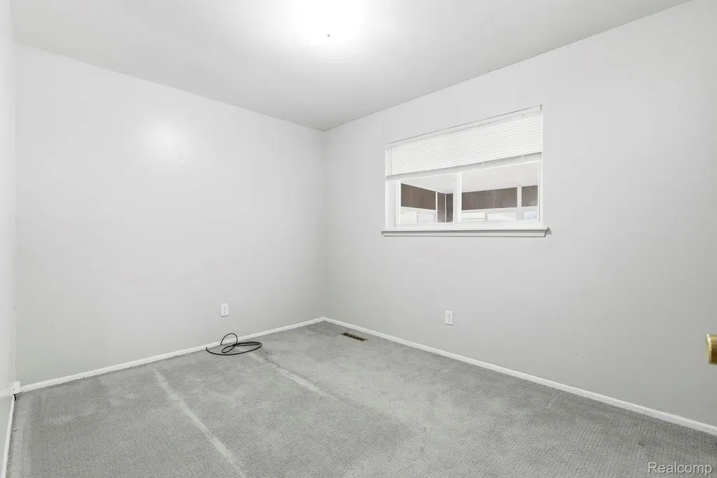 32240 Hawthorne Drive Warren City MI 48092