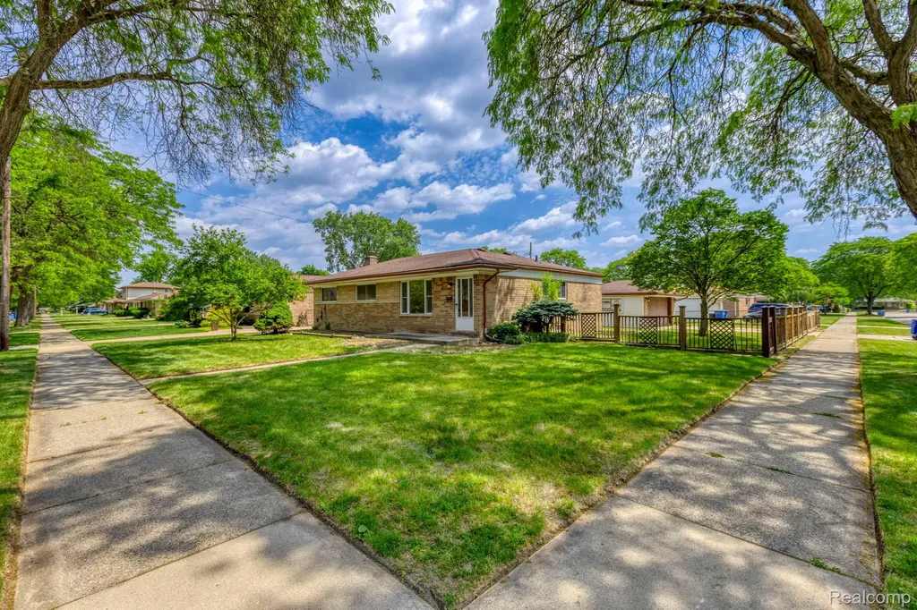 32240 Hawthorne Drive Warren City MI 48092
