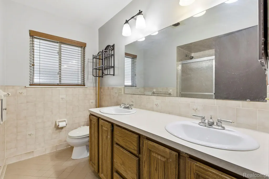 32240 Hawthorne Drive Warren City MI 48092
