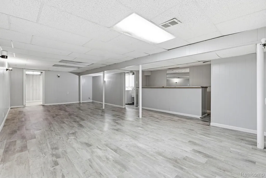32240 Hawthorne Drive Warren City MI 48092