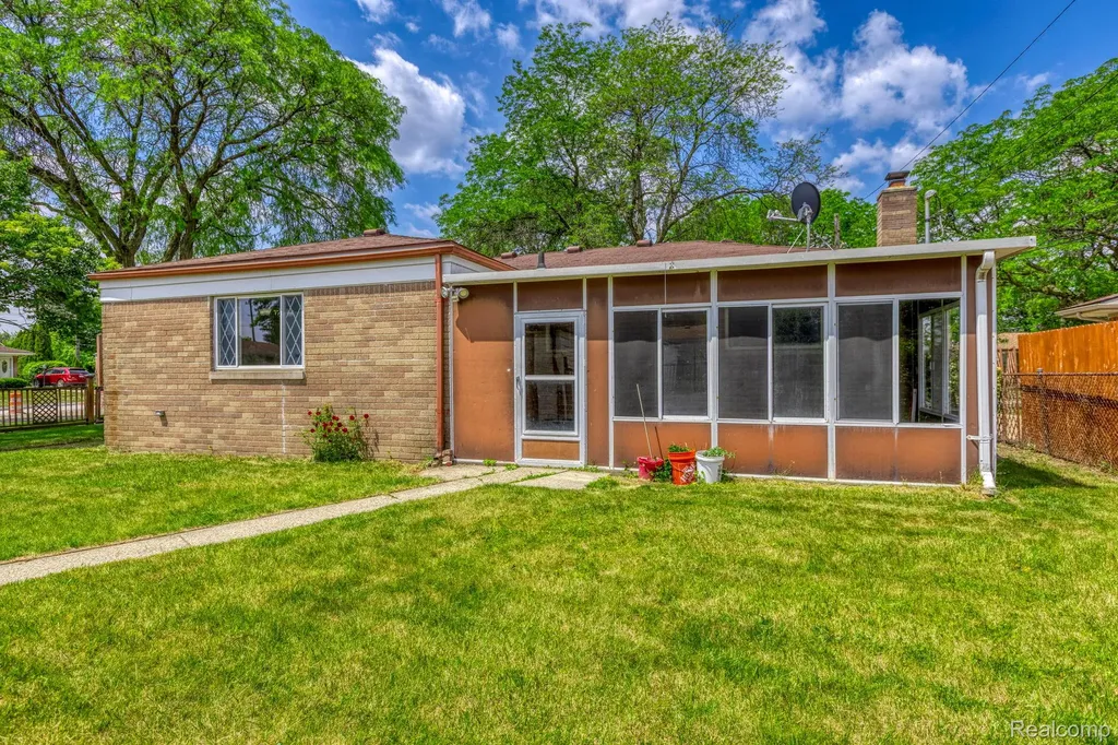 32240 Hawthorne Drive Warren City MI 48092