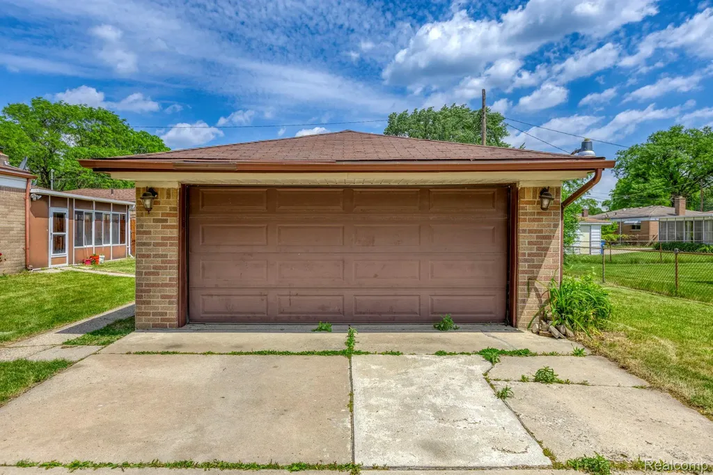 32240 Hawthorne Drive Warren City MI 48092