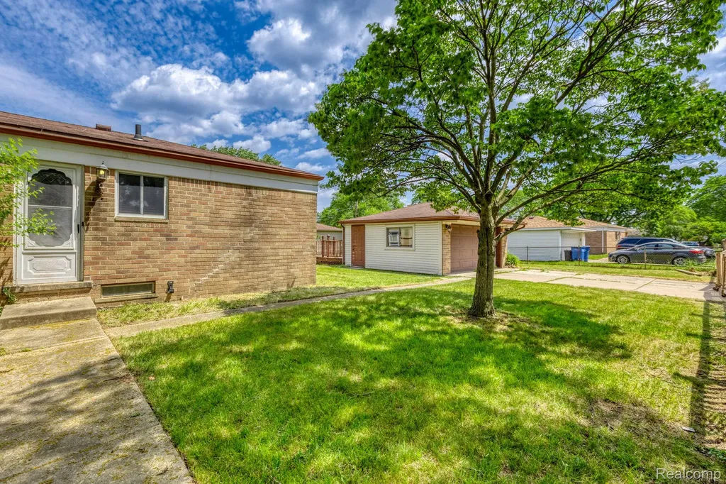 32240 Hawthorne Drive Warren City MI 48092