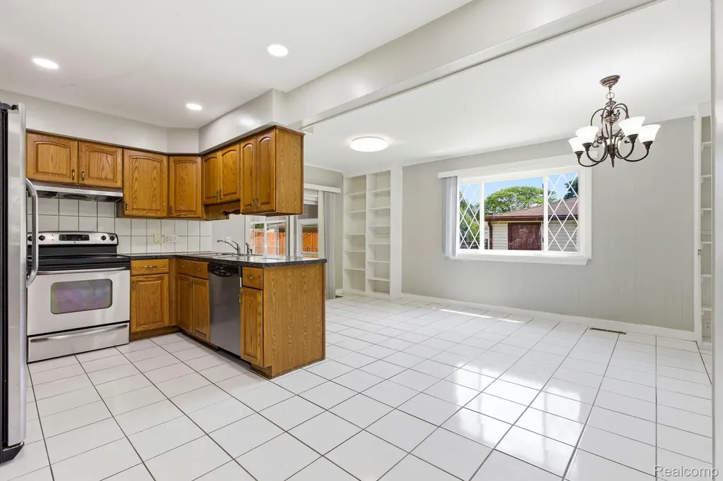 32240 Hawthorne Drive Warren City MI 48092