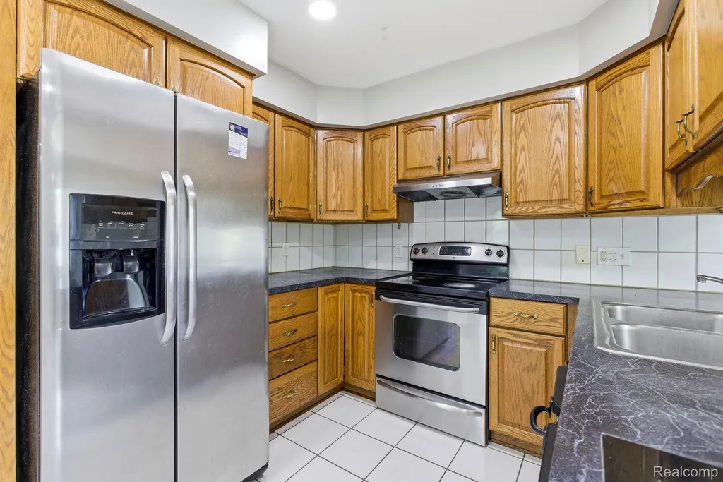 32240 Hawthorne Drive Warren City MI 48092