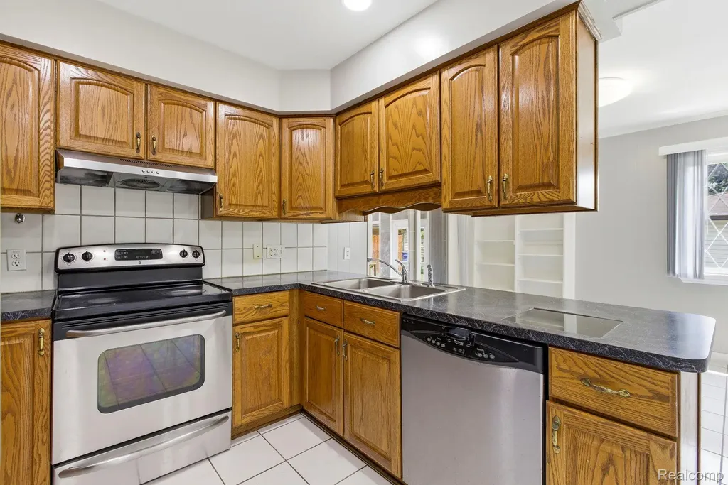 32240 Hawthorne Drive Warren City MI 48092