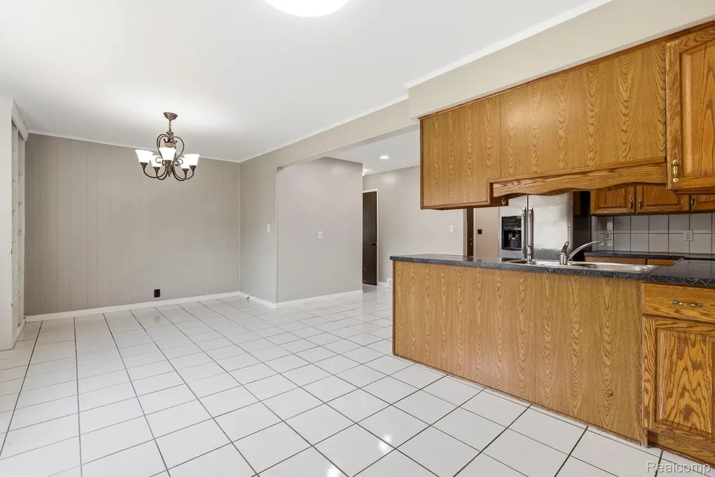 32240 Hawthorne Drive Warren City MI 48092