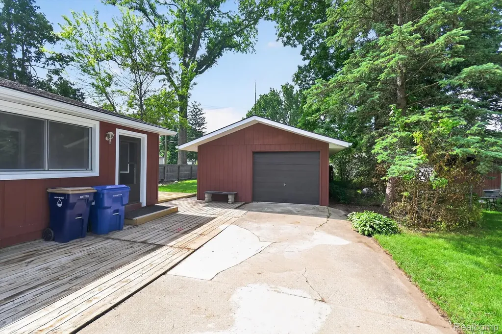 4841 Fenmore Avenue Waterford Charter Township MI 48328