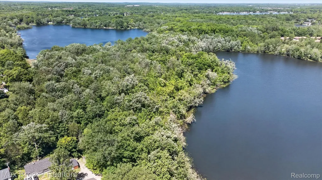 Vac Four Lakes Drive Green Oak Township MI 48178