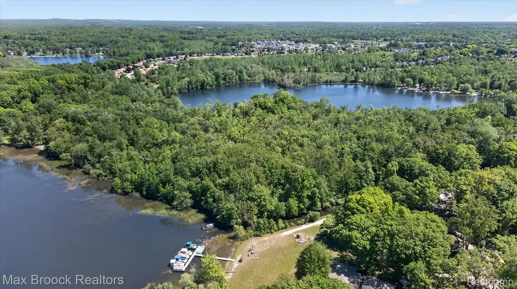 Vac Four Lakes Drive Green Oak Township MI 48178