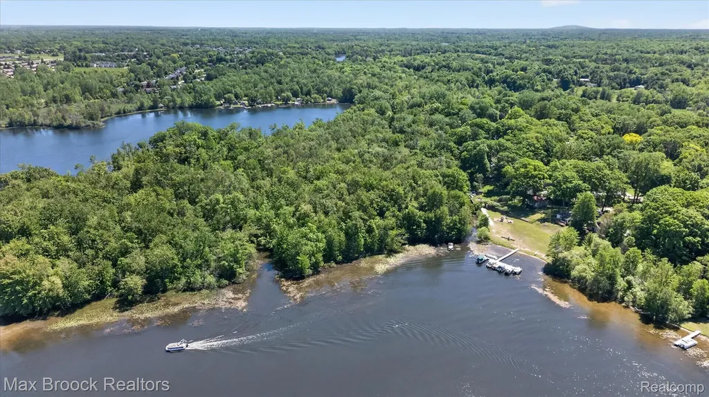 Vac Four Lakes Drive Green Oak Township MI 48178