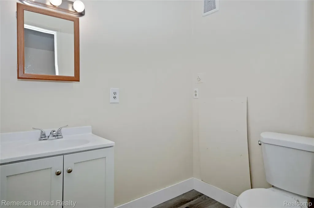 31831 Grand River Avenue Farmington City MI 48336