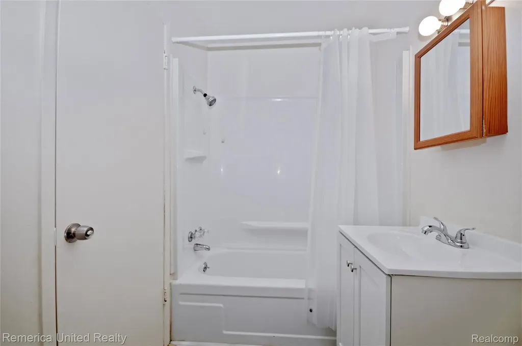 31831 Grand River Avenue Farmington City MI 48336