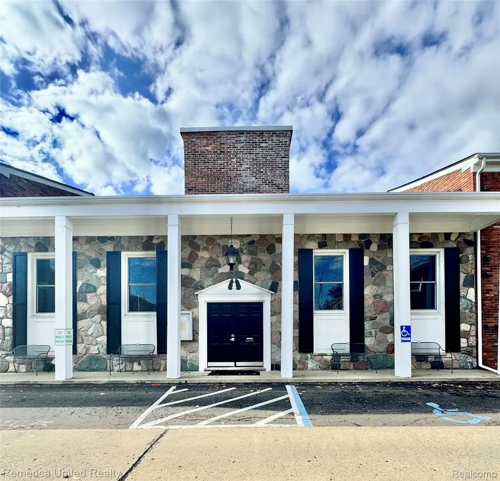 31831 Grand River Avenue Farmington City MI 48336