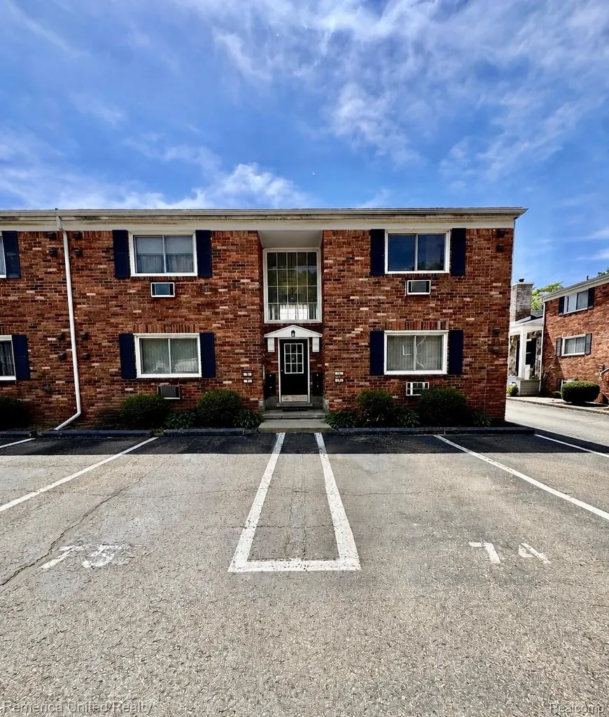 31831 Grand River Avenue Farmington City MI 48336