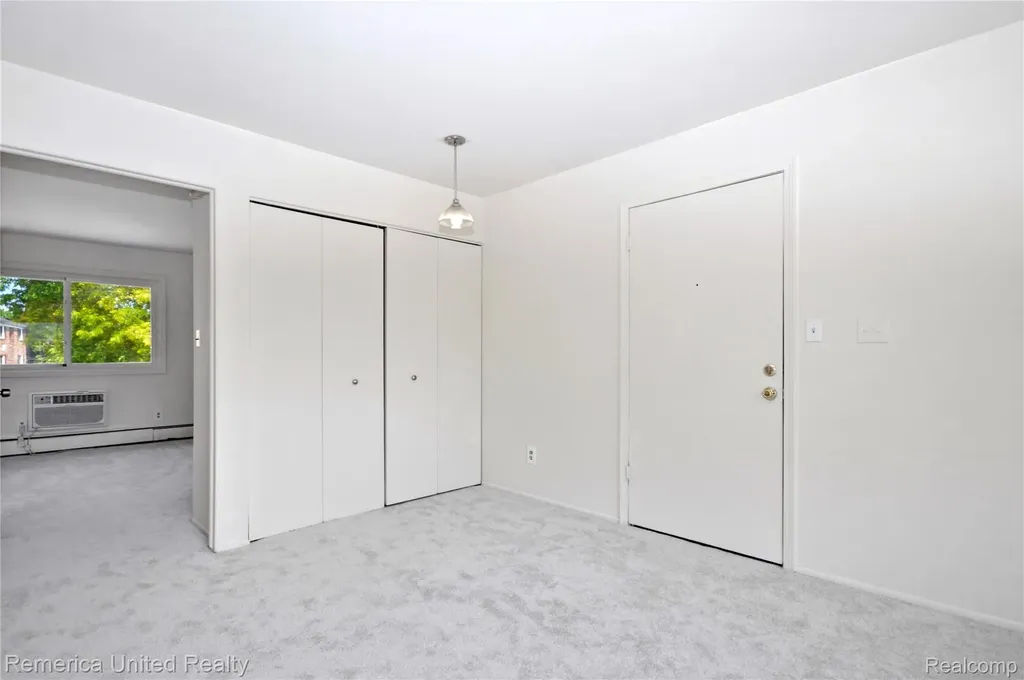 31831 Grand River Avenue Farmington City MI 48336