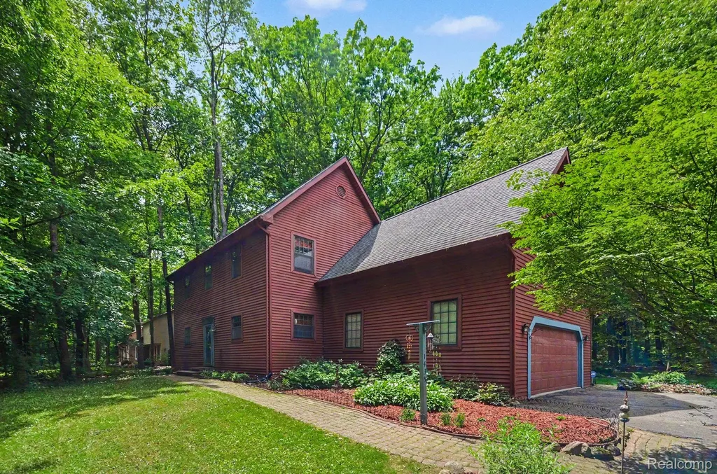1435 Rolling Hills Drive Hartland Township MI 48843