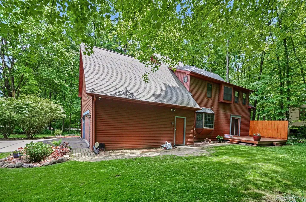 1435 Rolling Hills Drive Hartland Township MI 48843
