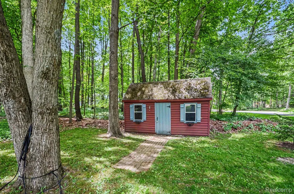 1435 Rolling Hills Drive Hartland Township MI 48843