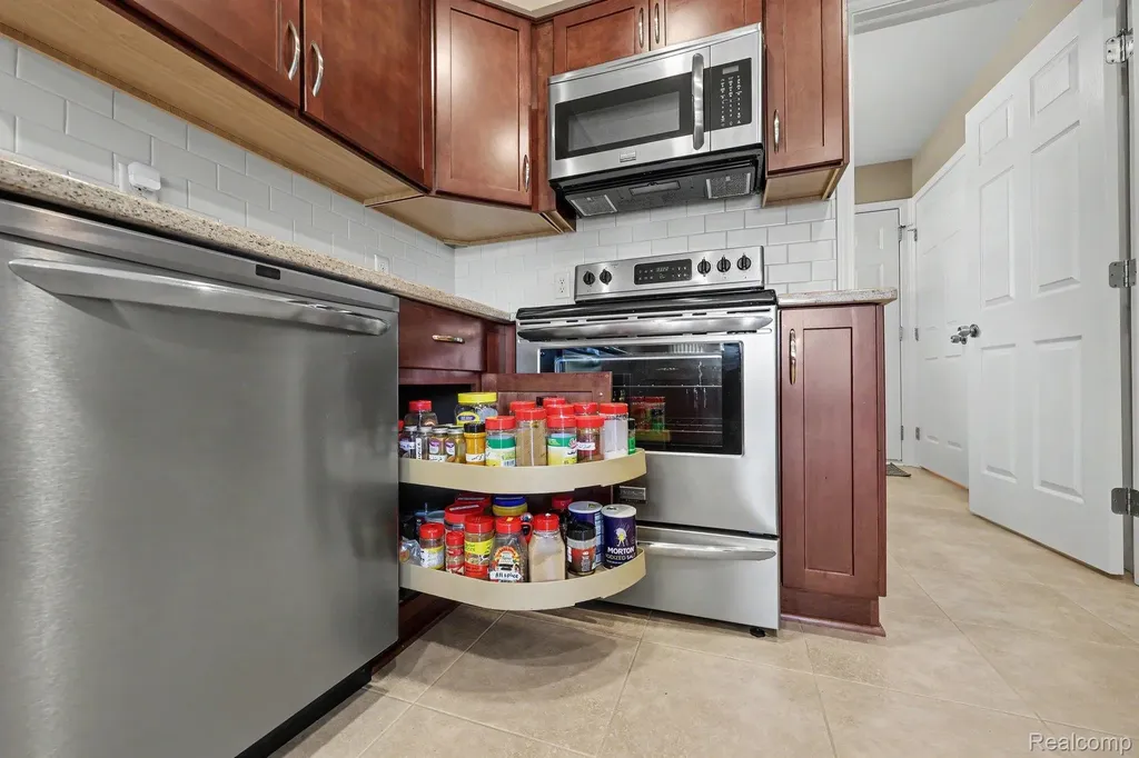 13750 Treeland Drive Shelby Charter Township MI 48315